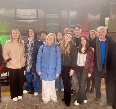 Immagine che contiene vestiti, persona, sorriso, Viso umano

Il contenuto generato dall'IA potrebbe non essere corretto.