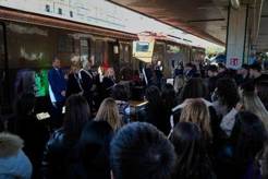 Immagine che contiene vestiti, persona, uomo, persone

Il contenuto generato dall'IA potrebbe non essere corretto.