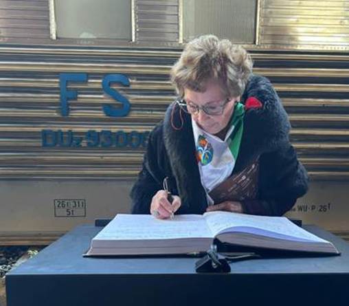 Immagine che contiene vestiti, persona, Viso umano, uomo

Il contenuto generato dall'IA potrebbe non essere corretto.